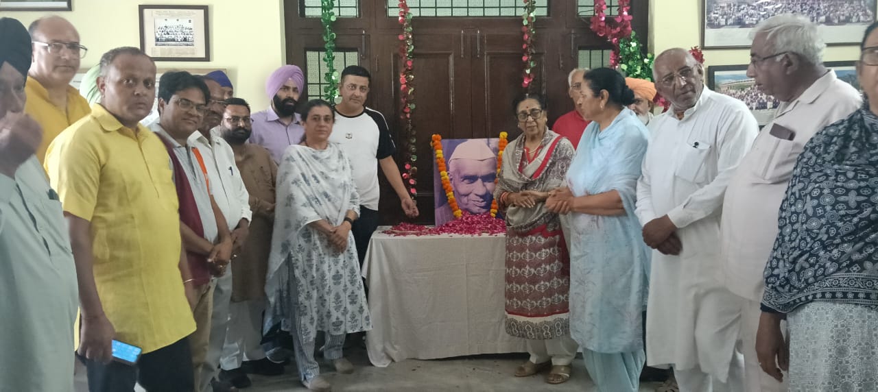 Congress family Santosh Chaudhary celebrated the 30th death anniversary of his father-in-law Chaudhary Sundar Lal Ji in Hoshiarpur.